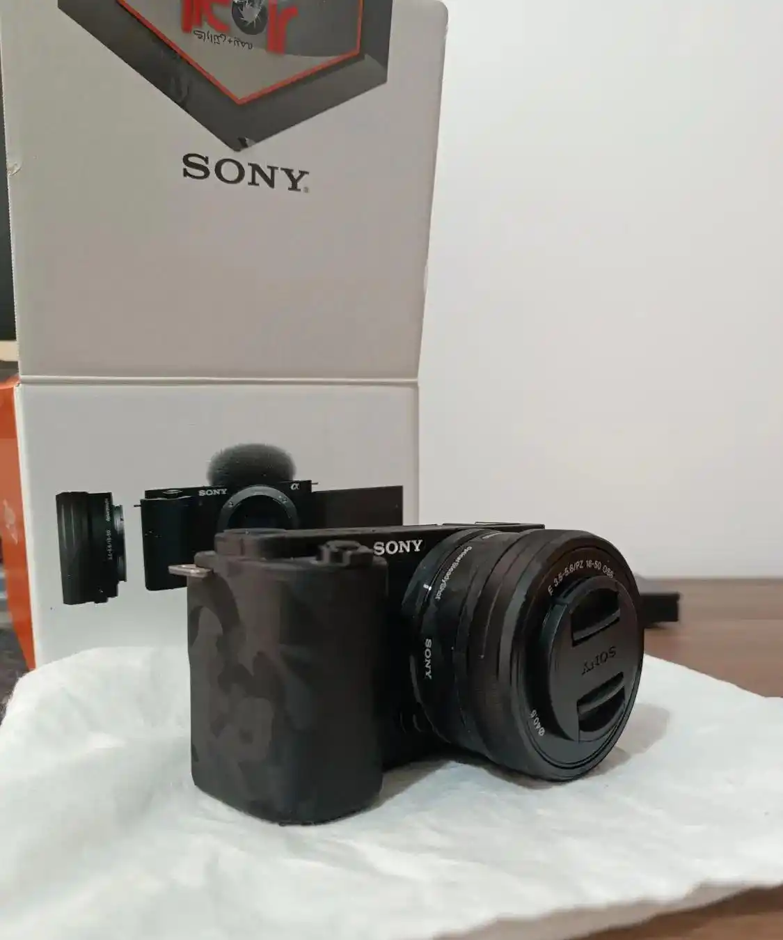 دوربین سونی sony zv-e10 kit 16-50 دست دو