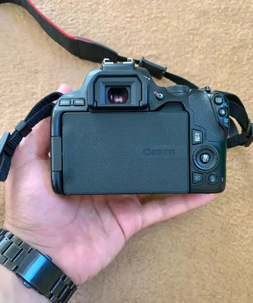 دوربین عکاسی و فیلمبرداری Canon 250d دست دو