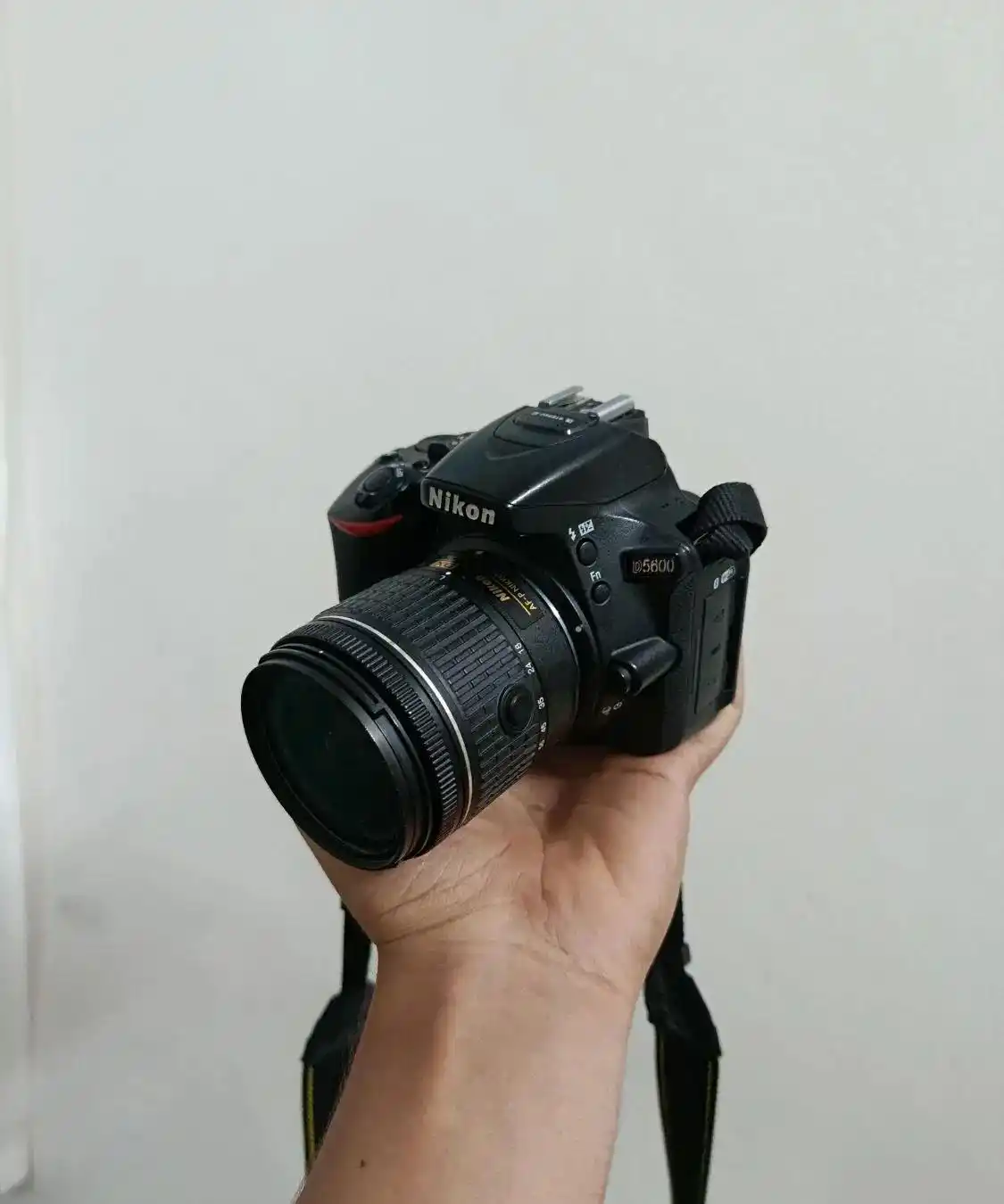 دوربین نیکون D5600 در حدنو دست دو
