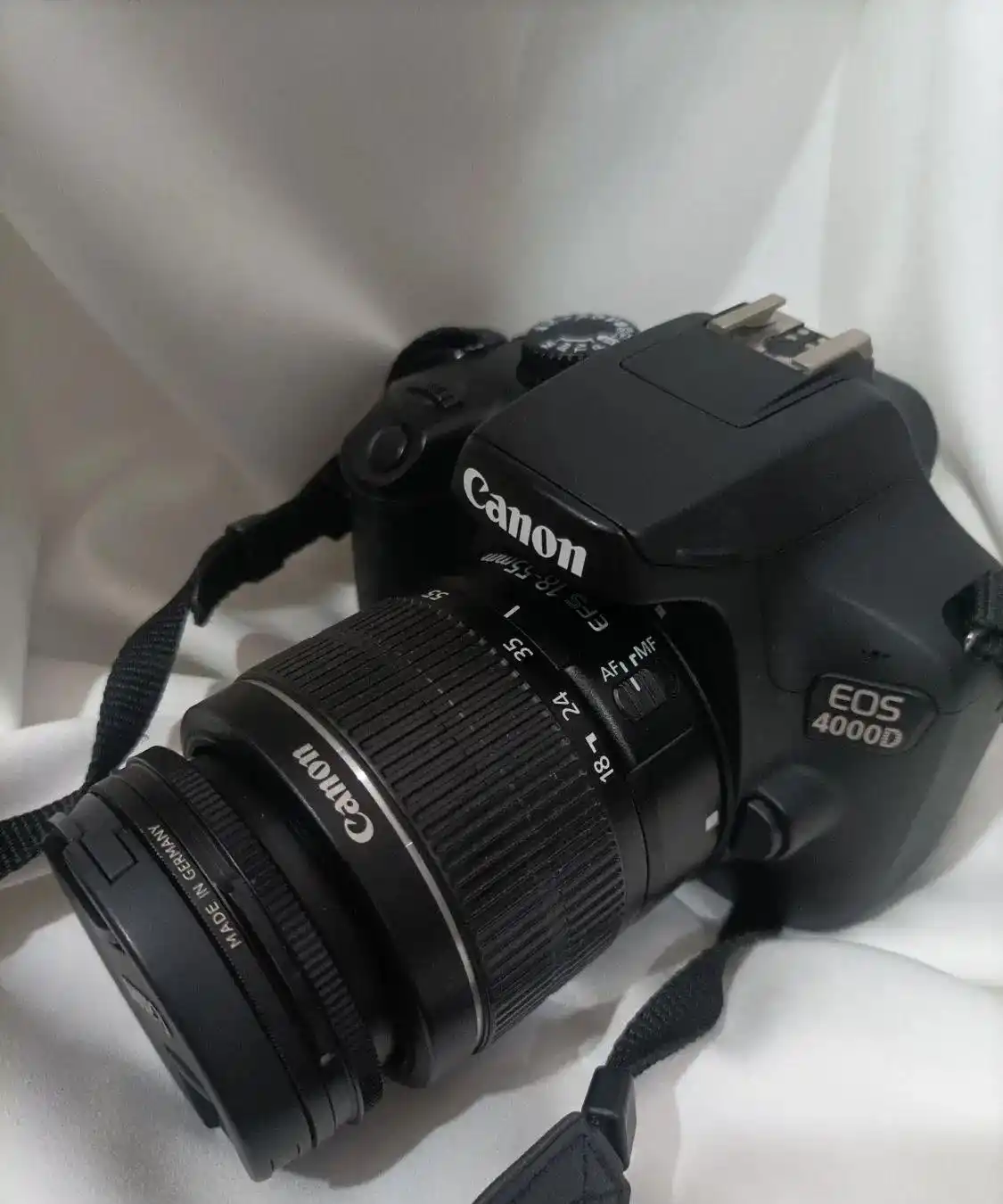 canon4000D دست دو