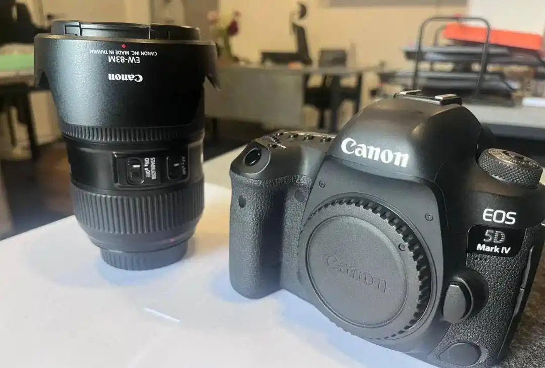 دوربین کانن EOS 5D Mark IV در حدنو دست دو