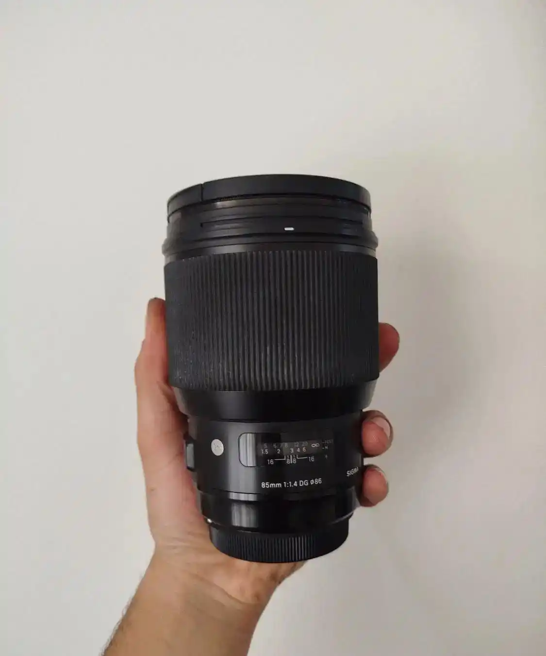 لنز Sigma 85mm f/1.4 دست دو
