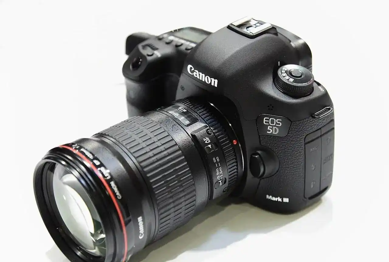 دوربین عکاسی کانن 5d  mark III + لنز ۲۴-۱۲۰ دست دو