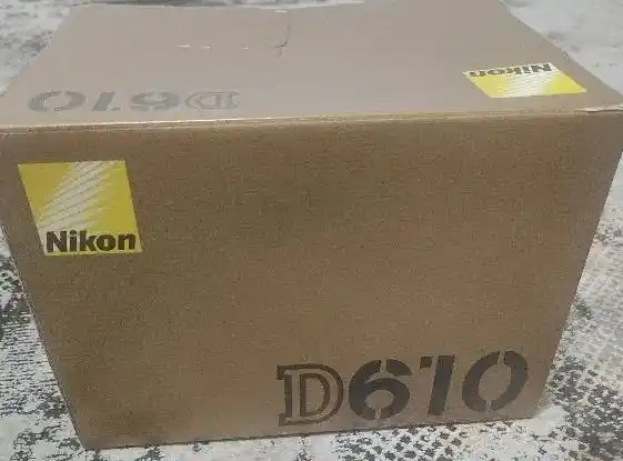 دوربین D 610 با لنز 24/120 در حد بدون خط و خش دست دو