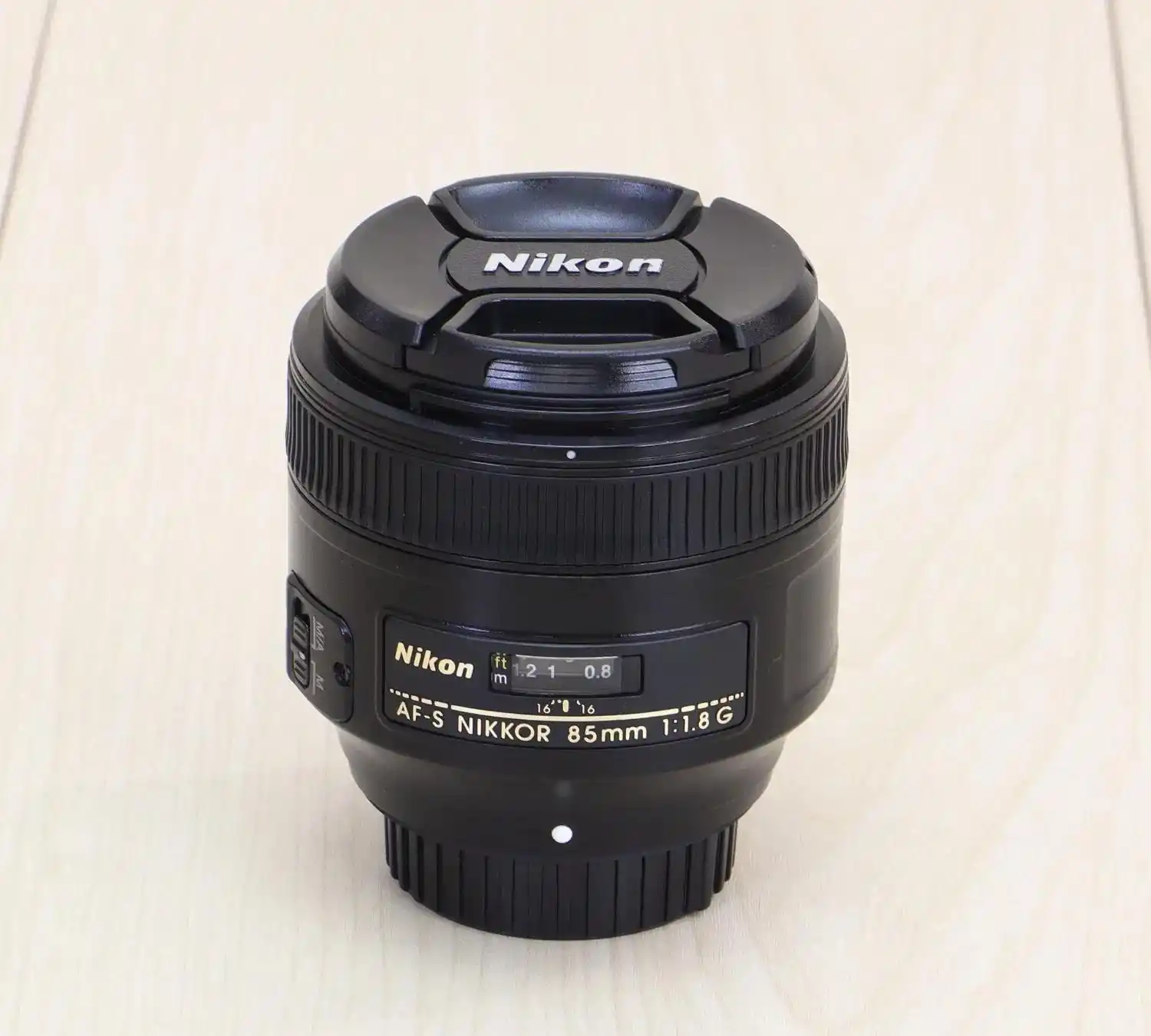 لنز نیکون Nikon 85mm F/1.8G AF-S در حد آکبند دست دو