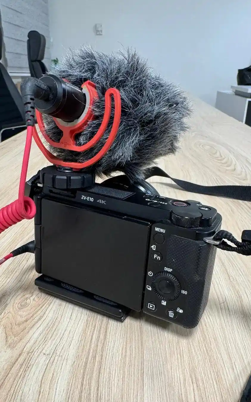 دوربین Sony ZV-E10 + لنز 16-50 + میکروفون RODE دست دو