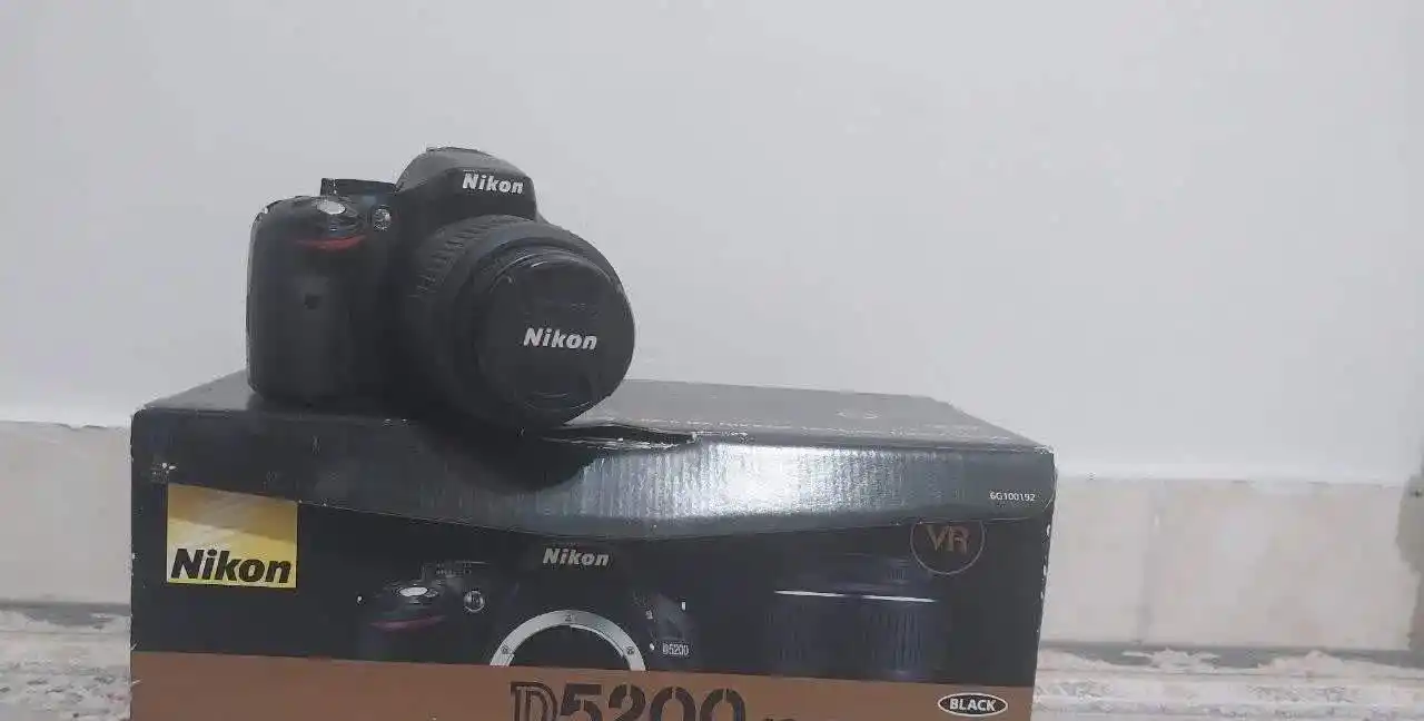 دوربین Nikon D5200  (به همراه لوازم جانبی) دست دو
