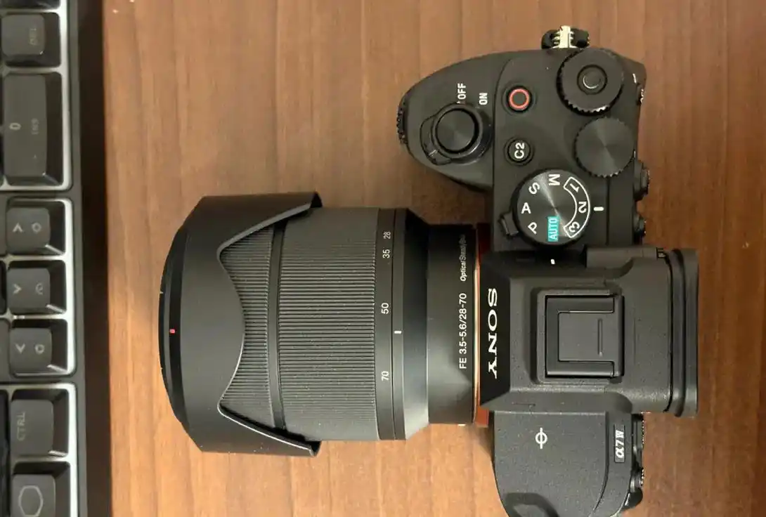دوربین Sony Alpha 7 IV + لنز 28-70 در حد نو دست دو