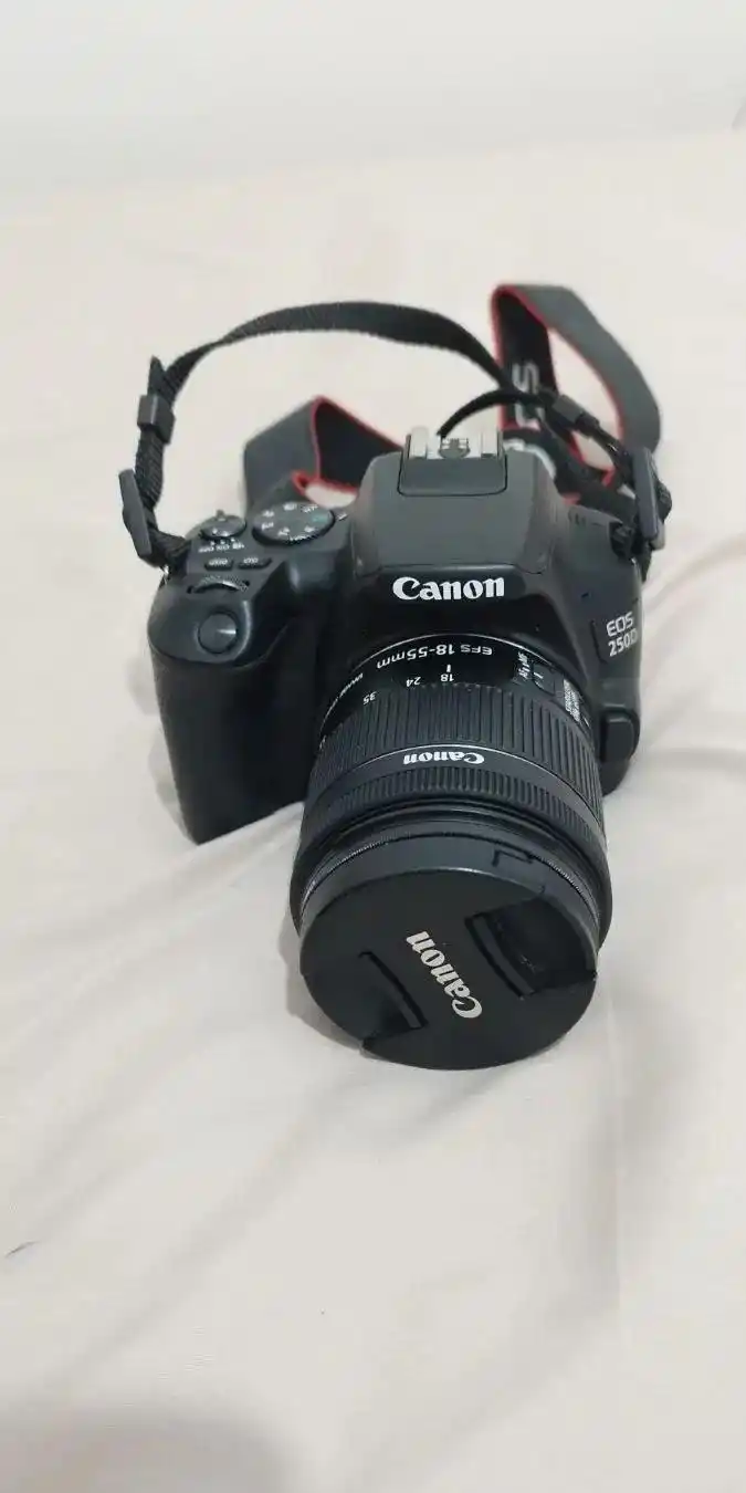 دوربین canon 250d ، میکروفون Rode me ، نورثابت دست دو