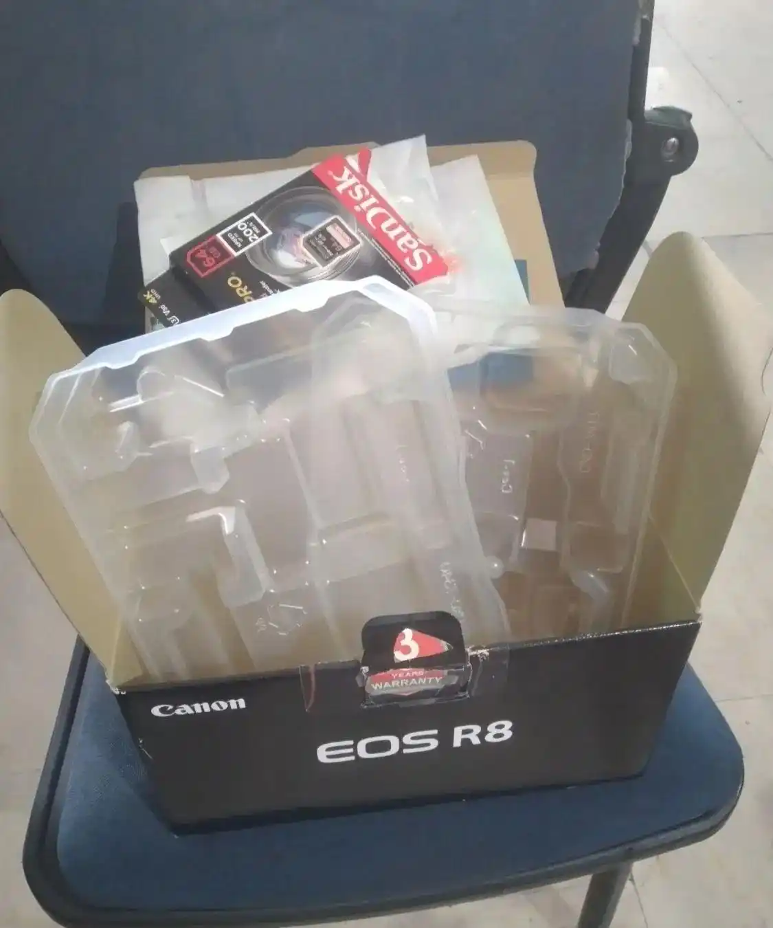جعبه خالی دوربین کانن EOS R8 دست دو