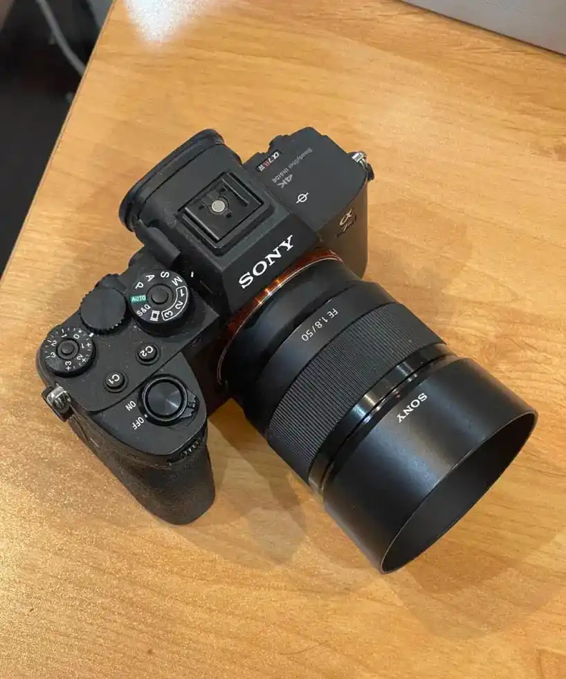 دوربین سونی آلفا 7 r4 به همراه لنز 50mm f1.8 sony دست دو