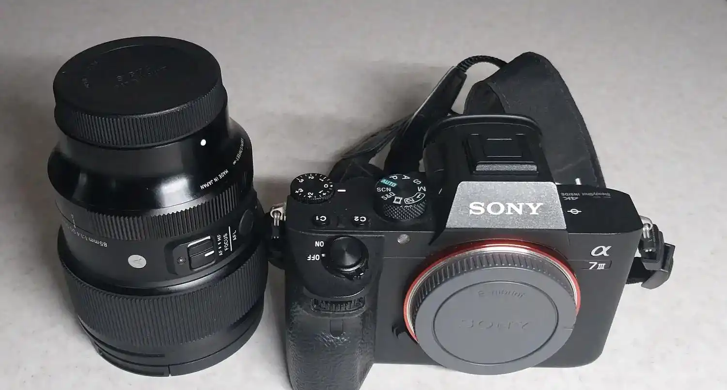 دوربین a7 iii و لنز 85 میلی متری f 1.4 dg dn art دست دو