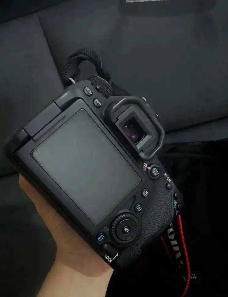 دوربین کنون ۸۰ دی canon 80D دست دو
