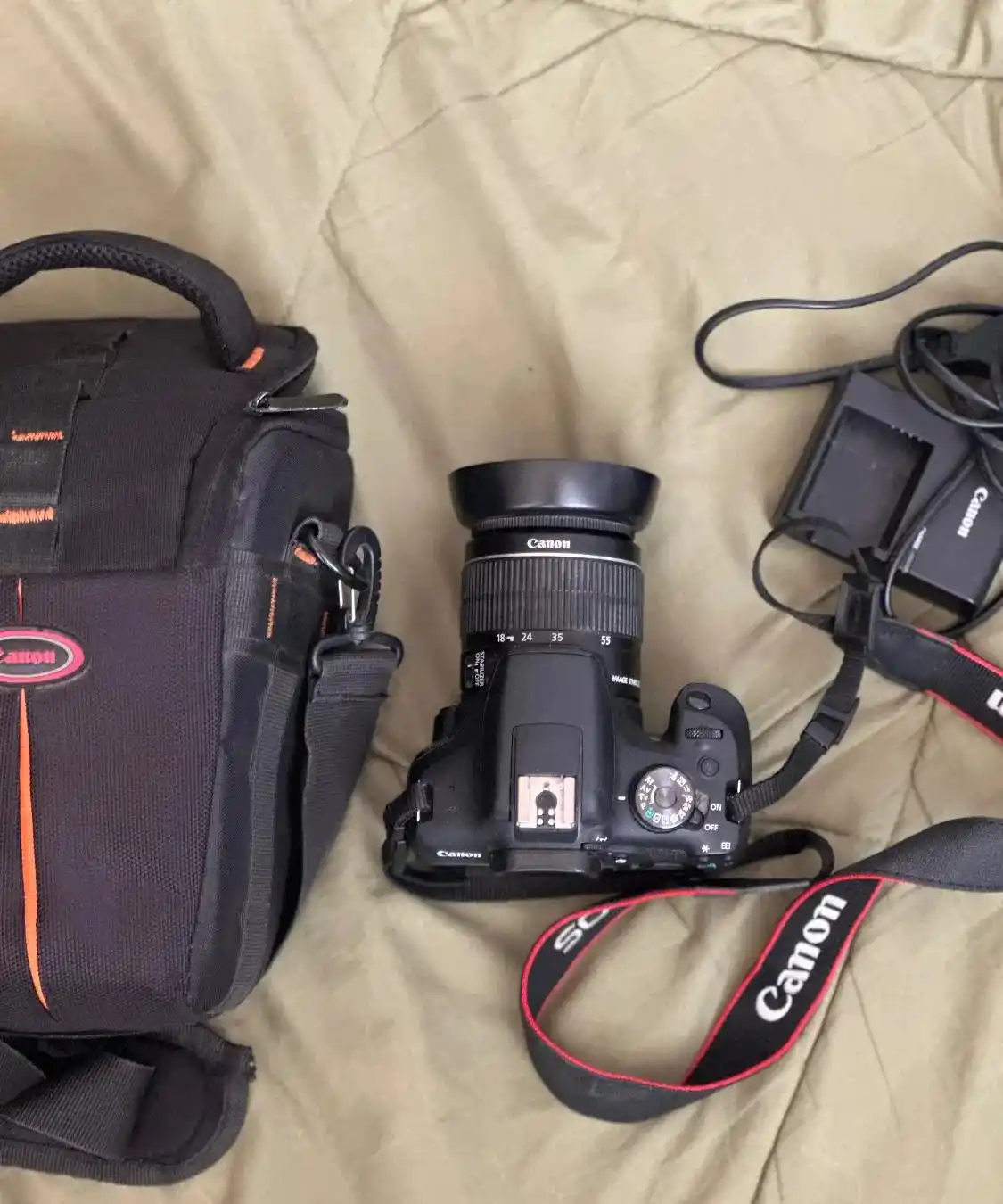 دوربین Canon EOS 2000D دست دو