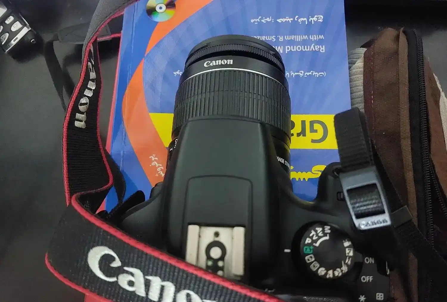 دوربین عکاسی Canon1300D دست دو
