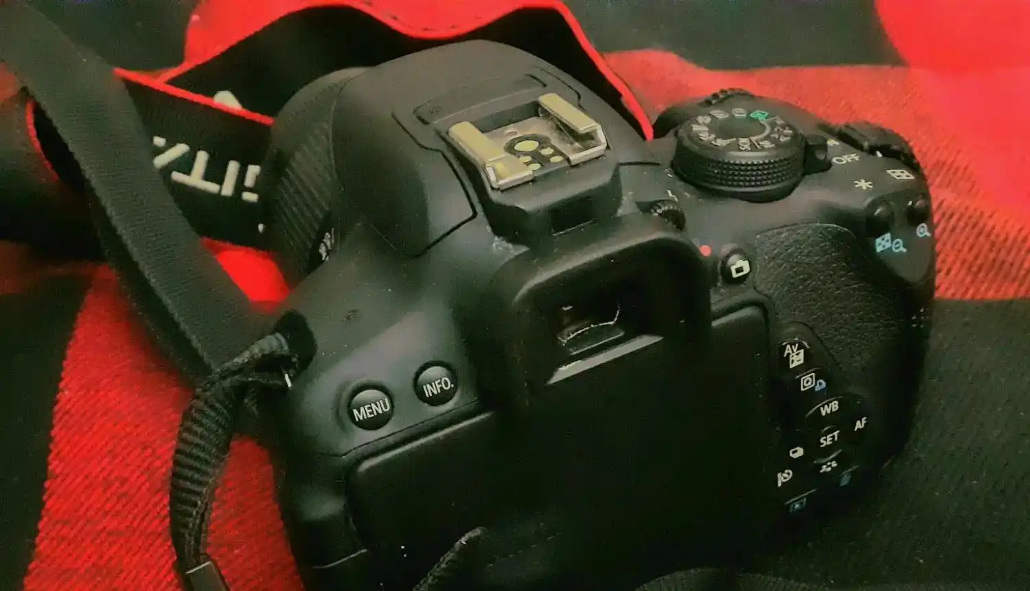 دوربین کنون canon حرفه ایی Eos 700D دست دو