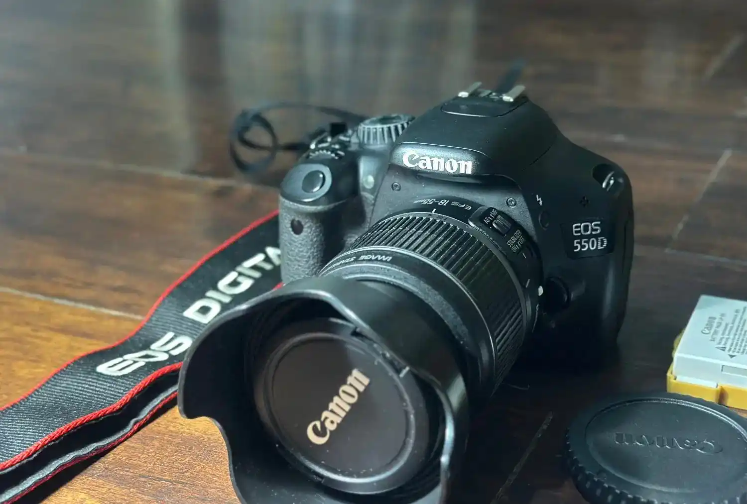 دوربین حرفه ای کنون 550d دست دو