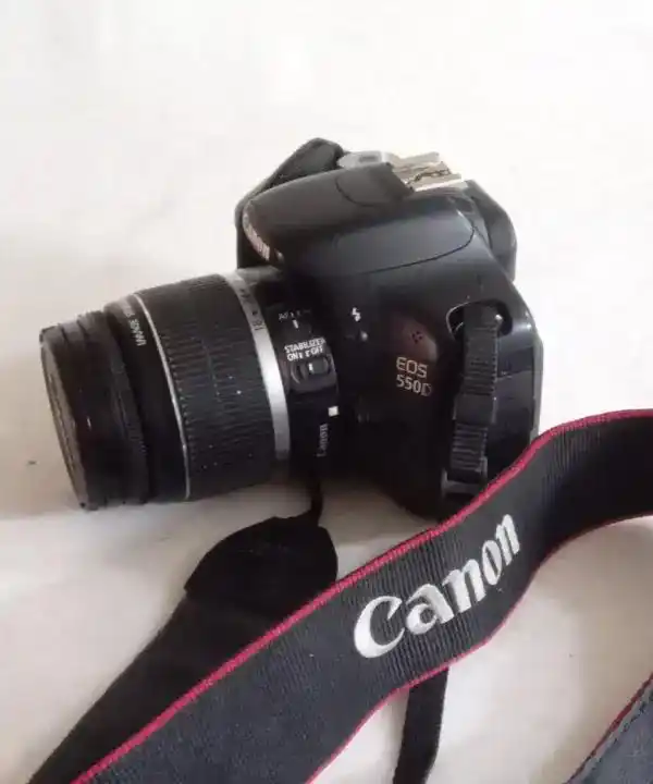 دوربین عکاسی کنون 550D دست دو