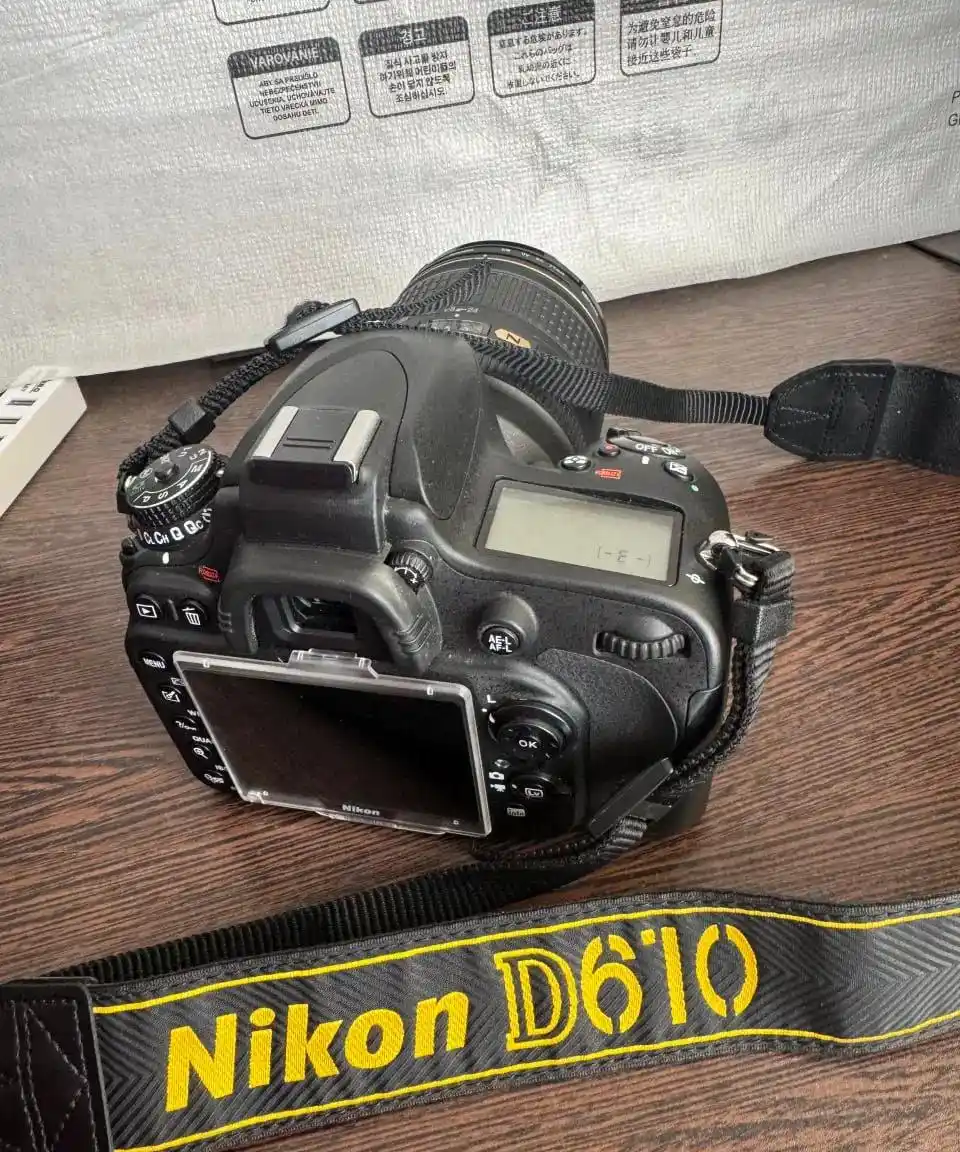 Nikon D610 Lenz 24.120 دست دو