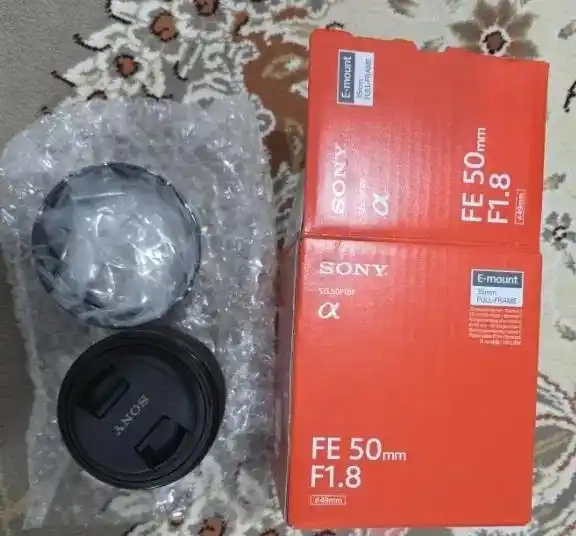 لنز دوربین سونی FE 50mm f/1.8 فول فریم دست دو