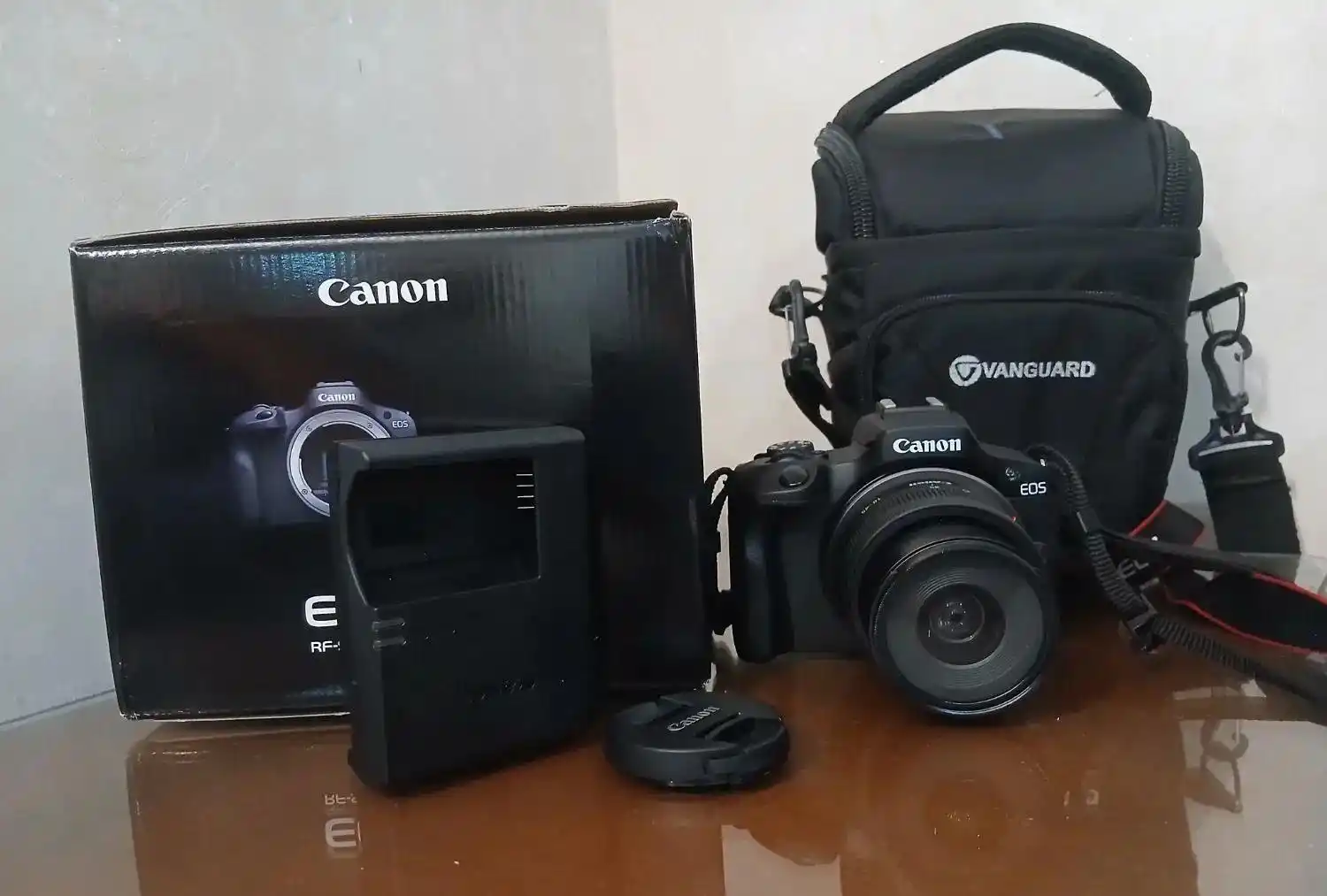 دوربین Canon EOS R100 نو ،با گارانتی و لوازم کامل دست دو