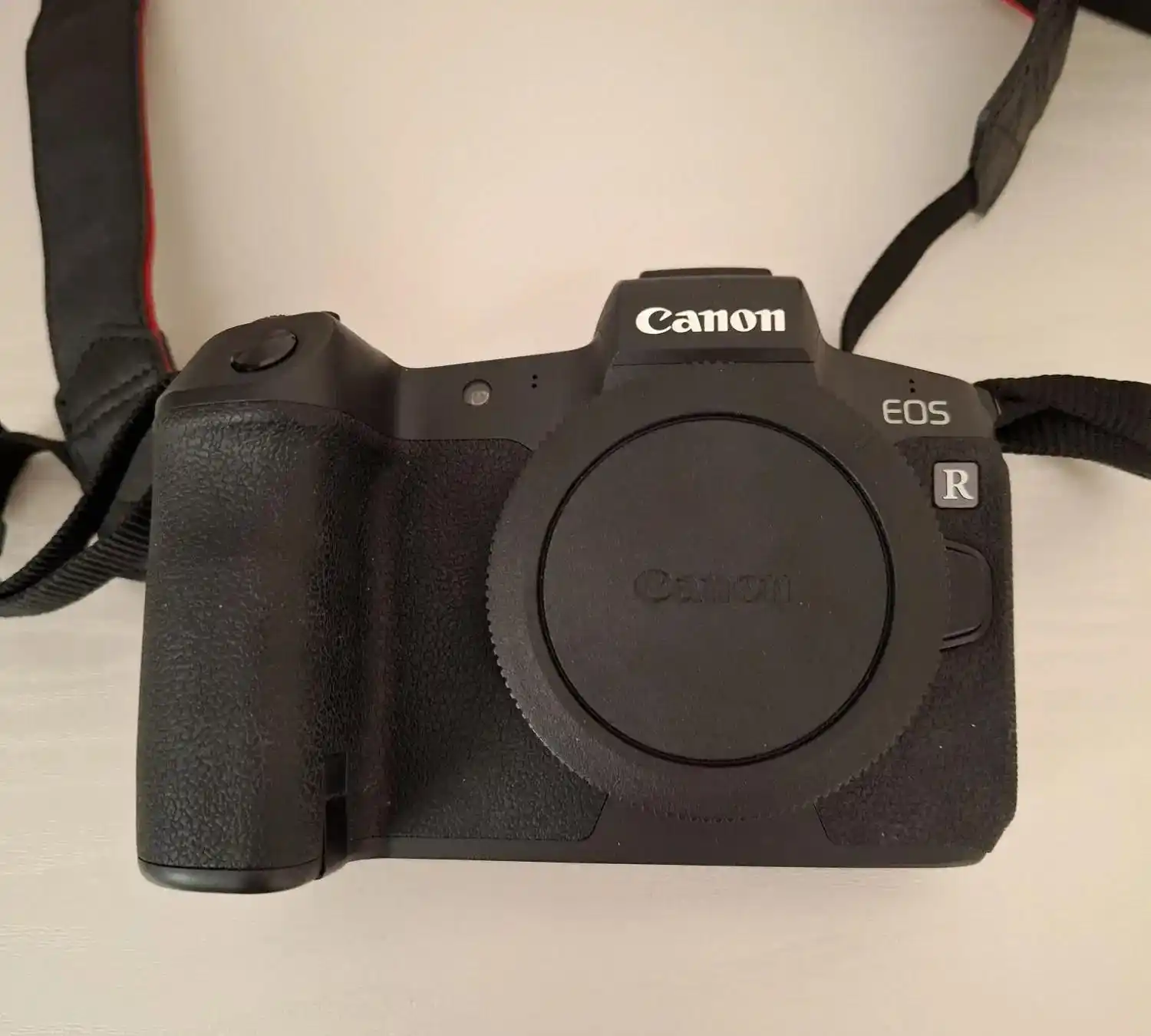 Canon EOS R Kit RF 24-105mm f/4-7.1 IS STM دست دو