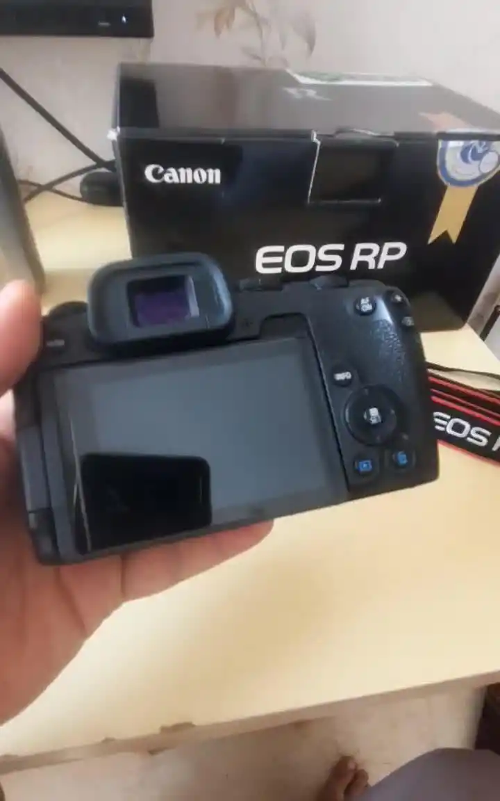 دوربین canon eos rp همراه با کیف و کارتن دست دو