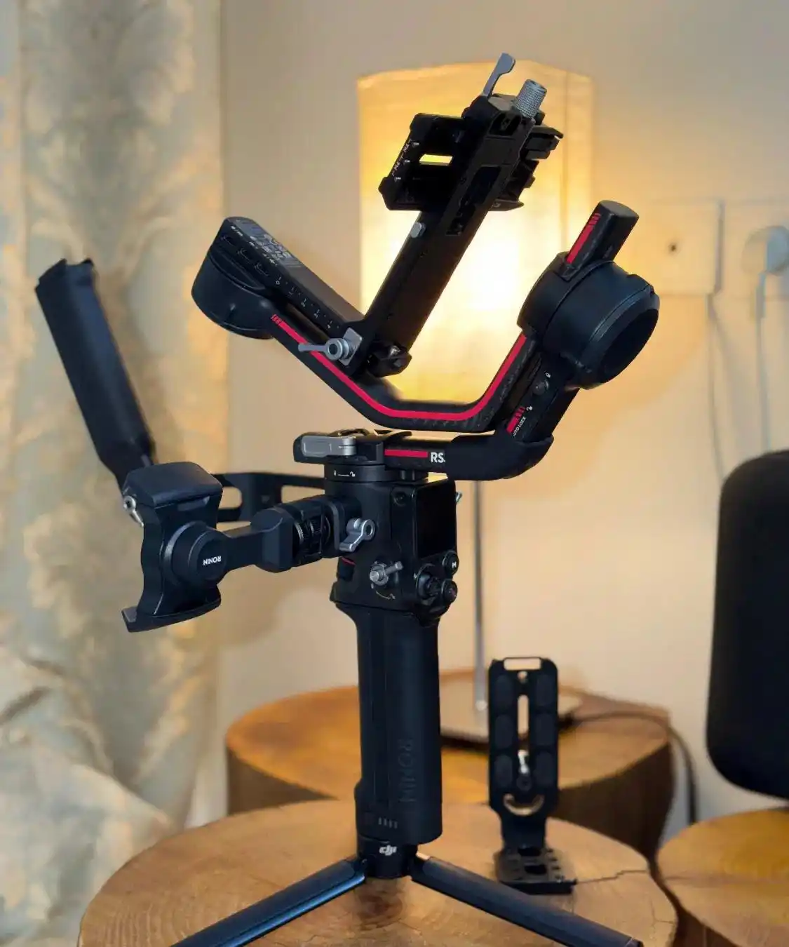 گیمبال لرزشگیز dji RS3 pro combo در حد دست دو