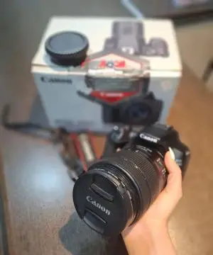 دوربین canon 250d تمیز و در حدنو دست دوم