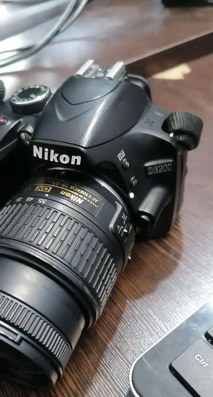 دوربین نیکون دی3200   Nikon d3200 دست دو