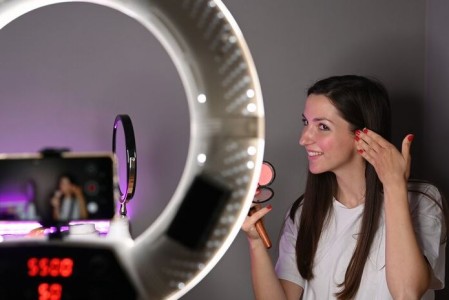 What is colored ring light
